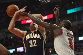 完美体育赛事官方-梅开二度！莱比锡红牛主场惊险逆转取分(莱比锡红牛对奥格斯堡比分)