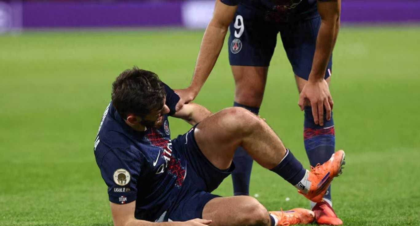 完美体育运营中心-关于球星受伤离场，球队状态下滑引发危机的信息  第1张