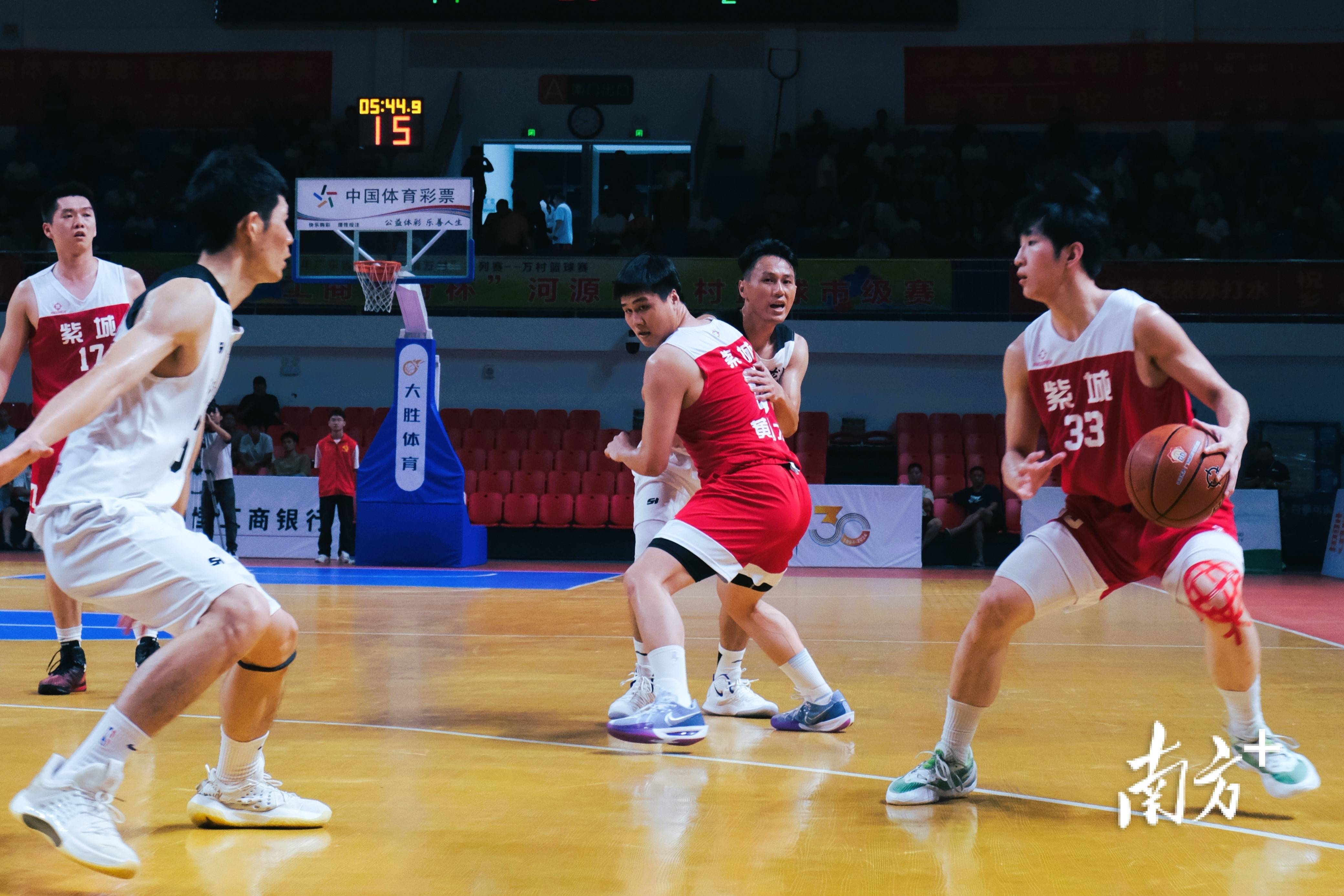 完美体育官网-实力派篮球比赛精彩纷呈，球员技术精湛的简单介绍  第2张